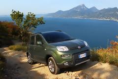 Το νέο Fiat Panda είναι διαθέσιμο σε 4 εκδόσεις: 4x4, Trekking, Natural Power και EasyPower
