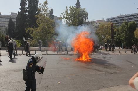 Πέτρες, μολότοφ, χημικά και κρότου λάμψης στο Σύνταγμα - Φωτογραφία 3