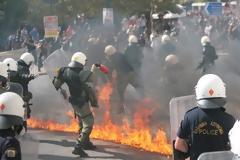 Πέτρες, μολότοφ, χημικά και κρότου λάμψης στο Σύνταγμα