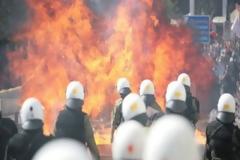 ΦΩΤΟ: Η ένταση στο Σύνταγμα