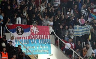 Σέρβοι οπαδοί ύψωσαν ελληνική σημαία μέσα στα Σκόπια - Φωτογραφία 1