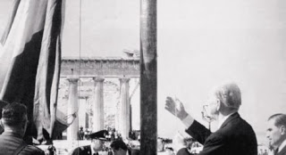 Η εκφώνηση του λόγου της Απελευθέρωσης από τον Γεώργιο Παπανδρέου στην πλατεία Συντάγματος (18 Σεπτεμβρίου 1944) - Φωτογραφία 1