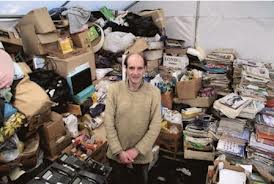 52χρονος συζεί με...3 τόνους σκουπίδια! [photos] - Φωτογραφία 4