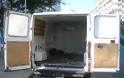 Ξάνθη: Σε αυτό το φορτηγάκι Έλληνας δουλέμπορος στρίμωξε... 30 λαθρομετανάστες!
