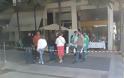 Καθάρισαν τις… τσίχλες στον πεζόδρομο Χαριλάου Τρικούπη στο Αγρίνιο - Φωτογραφία 9
