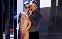Ο Robbie Williams με γυμνόστηθες καλλονές στη σκηνή - Φωτογραφία 1