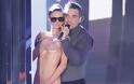 Ο Robbie Williams με γυμνόστηθες καλλονές στη σκηνή - Φωτογραφία 3