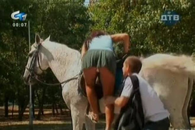 Ανεβαίνει στο άλογο και τα δείχνει... (video) - Φωτογραφία 1