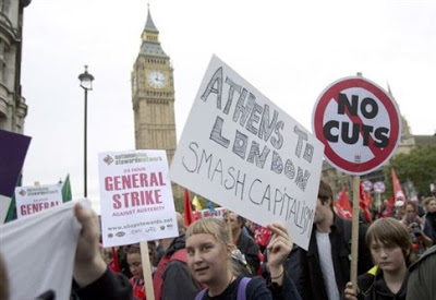 Χιλιάδες διαδηλώνουν στο Λονδίνο κατά της λιτότητας - «Από την Αθήνα στη Λονδίνο, τσακίστε τον καπιταλισμό» - Φωτογραφία 1