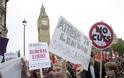 Χιλιάδες διαδηλώνουν στο Λονδίνο κατά της λιτότητας - «Από την Αθήνα στη Λονδίνο, τσακίστε τον καπιταλισμό» - Φωτογραφία 1
