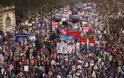 Χιλιάδες διαδηλώνουν στο Λονδίνο κατά της λιτότητας - «Από την Αθήνα στη Λονδίνο, τσακίστε τον καπιταλισμό» - Φωτογραφία 2