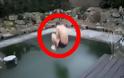 ΑΠΙΣΤΕΥΤΟ! Δείτε προσεκτικά τι θα συμβεί όταν ο νεαρός άντρας πέσει στην πισίνα!