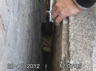 Τετράχρονος στην Κίνα που «σφήνωσε» σε δύο τοίχους απεγκλωβίστηκε με σφυριά - Φωτογραφία 1