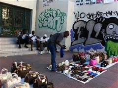 Παραεμπόριο: Αλλοδαποί πωλούν παράνομα όλη μέρα στο απόλυτο κέντρο της Πάτρας - Φωτογραφία 1