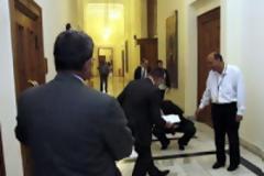 Φτου, φτου σκόρδα! Έπεσε το μνημόνιο από τα χέρια του Στουρνάρα!