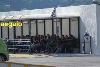 45 μετανάστες οδηγήθηκαν συνοδεία Λιμενικών στο Νοσοκομείο της Σάμου για εξετάσεις - Φωτογραφία 1