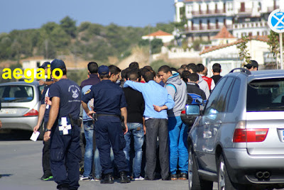 45 μετανάστες οδηγήθηκαν συνοδεία Λιμενικών στο Νοσοκομείο της Σάμου για εξετάσεις - Φωτογραφία 3