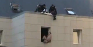 Άντρας στη Ρωσία απειλεί να αυτοκτονήσει πηδώντας από το παράθυρο! [Video] - Φωτογραφία 1