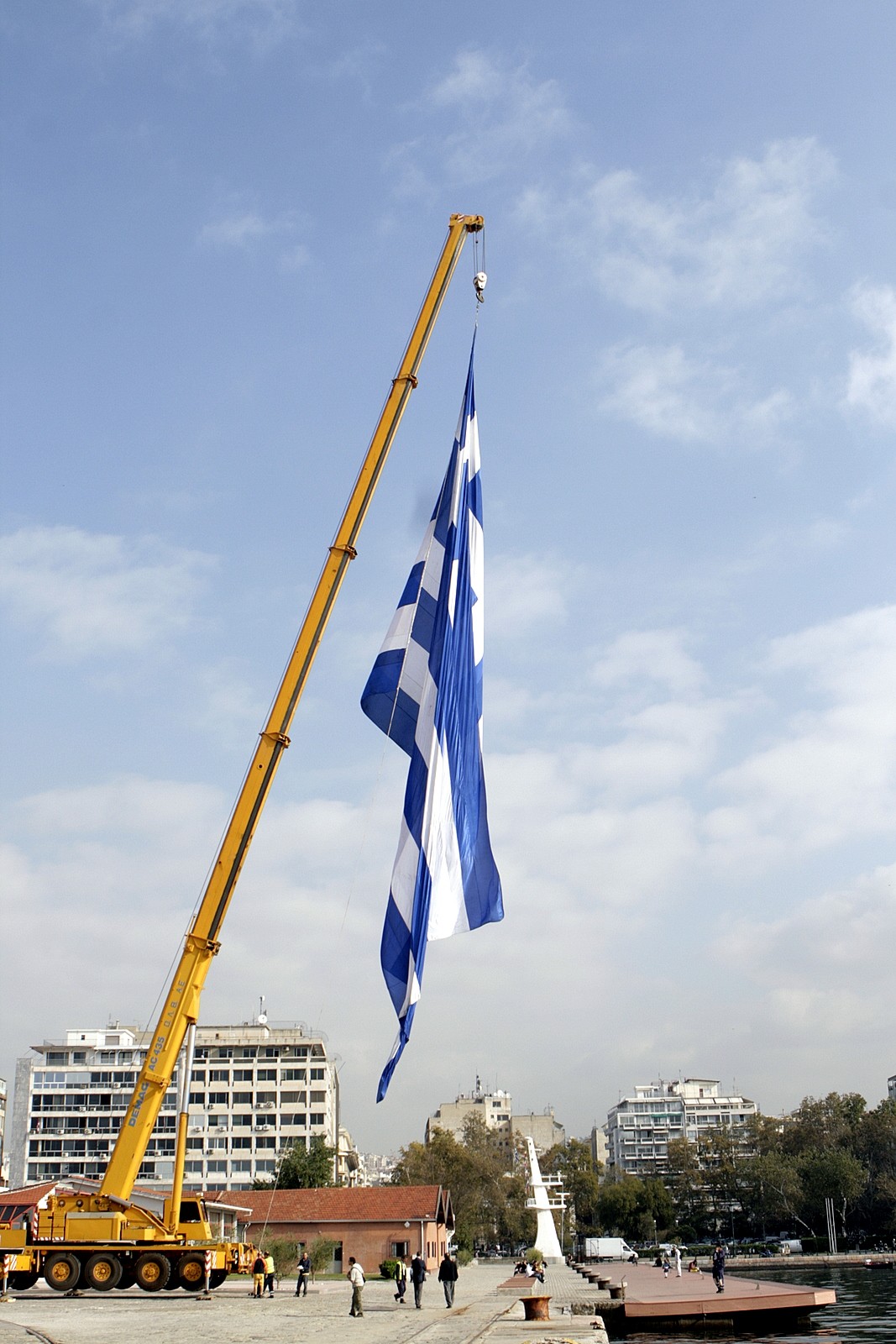 Η μεγαλύτερη Γαλανόλευκη του κόσμου «στολίζει» το λιμάνι της Θεσσαλονίκης! - Φωτογραφία 4