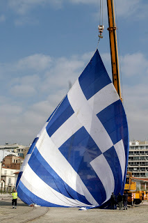 Η μεγαλύτερη σημαία του κόσμου κυματίζει στη Θεσσαλονίκη  Πηγή: Η Γαλανόλευκη που έχει μπει στο Γκίνες ως η μεγαλύτερη σημαία του κόσμου κυματίζει στη Θεσσαλονίκη - Φωτογραφία 1