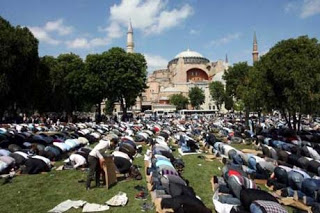Toύρκοι προσευχήθηκαν μπροστά στην Αγία Σοφία, για το Μπαϊράμι - Φωτογραφία 1