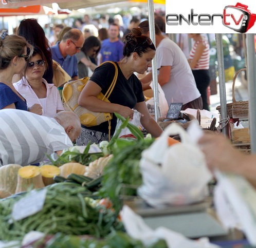 Ποια πολύ γνωστή παρουσιάστρια εντοπίστηκε να ψωνίζει στη λαϊκή; - Φωτογραφία 7