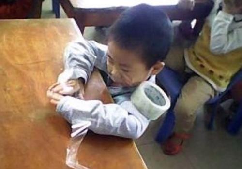 Φωτογραφίες απίστευτης σκληρότητας από την Κίνα. - Δείτε τι κάνει η δασκάλα σε μαθητή - Φωτογραφία 3