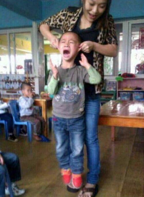 Φωτογραφίες απίστευτης σκληρότητας από την Κίνα. - Δείτε τι κάνει η δασκάλα σε μαθητή - Φωτογραφία 9