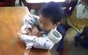 Φωτογραφίες απίστευτης σκληρότητας από την Κίνα. - Δείτε τι κάνει η δασκάλα σε μαθητή - Φωτογραφία 3