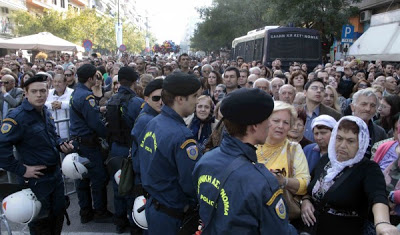 Αποδοκίμασαν Παπούλια και Σαμαρά στην Θεσσαλονίκη (ΦΩΤΟ) - Φωτογραφία 2