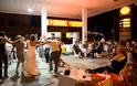 Γάμος σε βενζινάδικο τον καιρό της κρίσης - Φωτογραφία 2