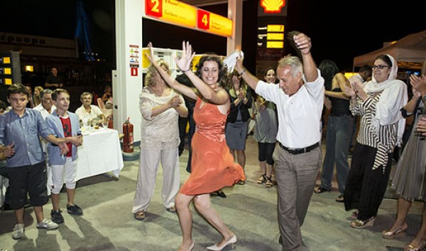 Γαμήλιο γλέντι σε... βενζινάδικο λόγω κρίσης! - Φωτογραφία 4