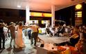 Γαμήλιο γλέντι σε... βενζινάδικο λόγω κρίσης! - Φωτογραφία 6