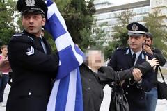 Ένταση νωρίτερα στο Σύνταγμα με δυο γυναίκες [photos]
