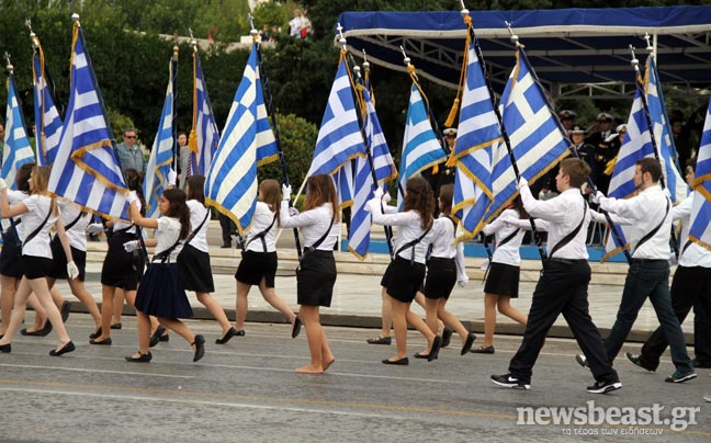 Σημαιοφόρος παρήλασε χωρίς παπούτσια - Φωτογραφία 2