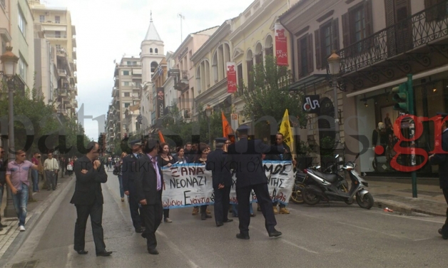 Πάτρα-Αναρχικοί-ΚΚΕ και ΣΥΡΙΖΑ προσπαθούν να παρελάσουν.. - Φωτογραφία 2