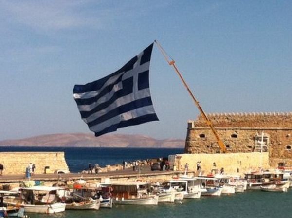 Yψώθηκε στο Λιμάνι του Ηρακλείου μία από τις μεγαλύτερες ελληνικές σημαίες στη χώρα - Φωτογραφία 2