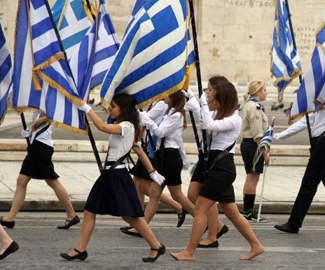 ΑΠΙΣΤΕΥΤΟ ! Δείτε τι έκανε μαθήτρια σημαιοφόρος στo Σύνταγμα σε ένδειξη διαμαρτυρίας!!! - Φωτογραφία 2