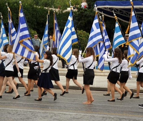 ΑΠΙΣΤΕΥΤΟ ! Δείτε τι έκανε μαθήτρια σημαιοφόρος στo Σύνταγμα σε ένδειξη διαμαρτυρίας!!! - Φωτογραφία 3