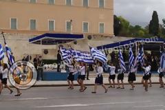 ΑΠΙΣΤΕΥΤΟ ! Δείτε τι έκανε μαθήτρια σημαιοφόρος στo Σύνταγμα σε ένδειξη διαμαρτυρίας!!!