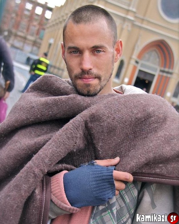 Δείτε τη φωτογραφία του άστεγου που έκανε πάταγο στο Facebook! Δείτε γιατί.. - Φωτογραφία 2