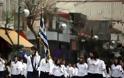 Ηράκλειο: Μαθητές ύψωσαν τη γροθιά τους μπροστά στην εξέδρα των επισήμων