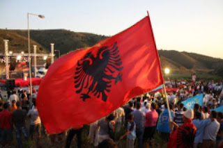 Νέα πρόκληση Αλβανών: Επιτέθηκαν με πέτρες στον πρέσβη της Ελλάδος! - Φωτογραφία 1