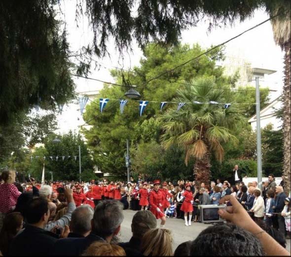 Παρέλαση με... μαζορέτες - Φωτογραφία 2