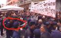 Βίντεο από Τρίπολη: Αστυνομικός πήγε να ρίξει χημικά σε διαδηλωτές και τα έριξε πάνω σε... αστυνομικούς!