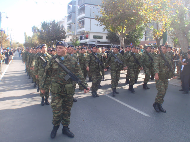 Φωτό και βίντεο από τη στρατιωτική παρέλαση στην Κω - Φωτογραφία 18