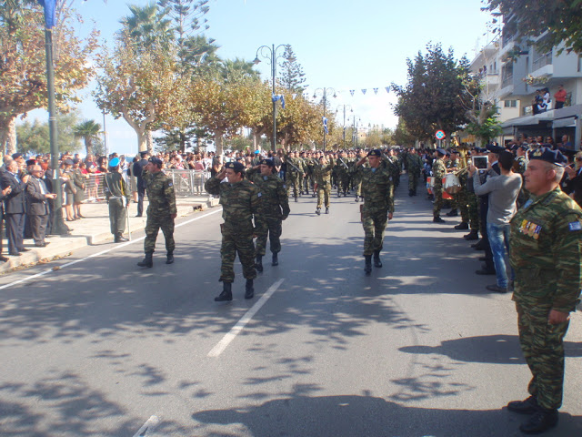 Φωτό και βίντεο από τη στρατιωτική παρέλαση στην Κω - Φωτογραφία 8