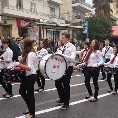 Μαθητές στο Κερατσίνι παρέλασαν με αντιναζιστικά σύμβολα. Φωτο. - Φωτογραφία 2