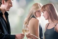 10 σημάδια πως σε γουστάρει η κολλητή της