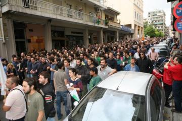Πάτρα: Σύρραξη μεταξύ ΚΚΕ και ΣΥΡΙΖΑ μετά την παρέλαση - Δείτε φωτό - Φωτογραφία 2